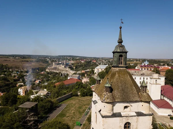 Вид с воздуха на город Каменец-Подольский с башней армянской церкви, Украина — стоковое фото