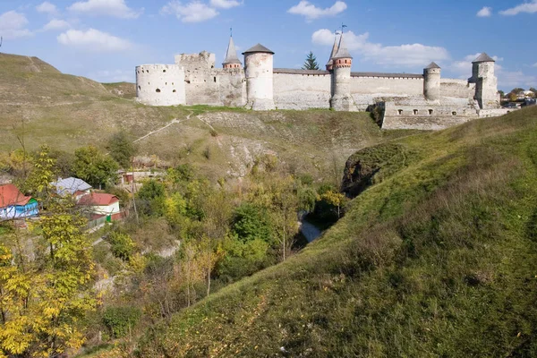 Літній подання до замку в Кам'янець-Подільському — стокове фото