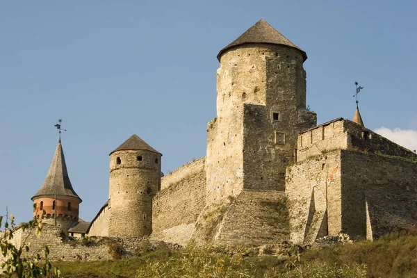 Vista de verão para o castelo em Kamianets-Podilskyi — Fotografia de Stock