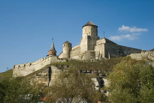 Weergave van de zomer naar kasteel in Kamianets-Mohelerpodolsc — Stockfoto