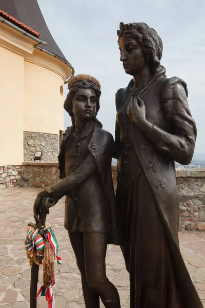 Monument av Ilona Zrinyi och hennes son Ferenc Rakoczy i Mukacheve slott, Ukraina — Stockfoto