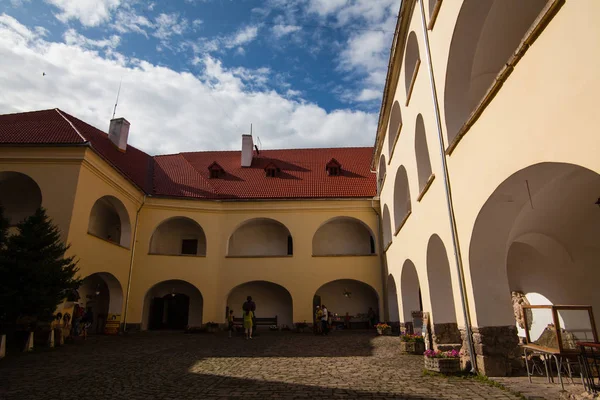 Mukacheve - Oekraïne, 26 juli 2009: Palanok kasteel Xi eeuw — Stockfoto