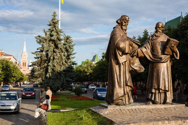 Mukacheve - Ucrania, 26 de julio de 2009: Monumento de los Santos Cirilo y Metodio en Mukacheve, Transcarpatia, Ucrania — Foto de Stock