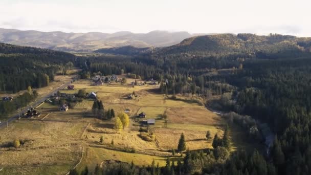 Vue aérienne autres montagnes carpates d'automne près de Vorohta 