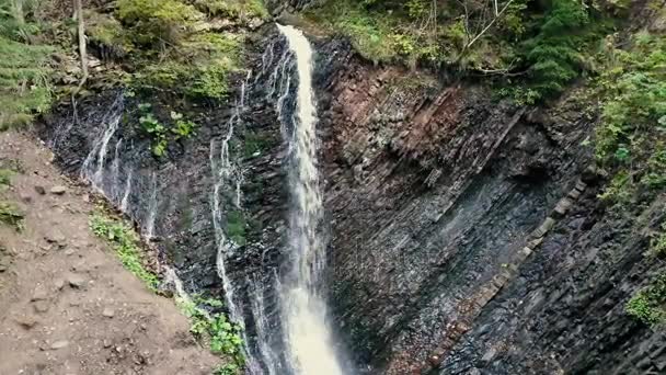 Schönen Herbst Wasserfall Zhenetskyi Huk Den Karpaten Ukraine Luftaufnahmen Von — Stockvideo