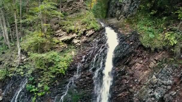 Красивый Осенний Водопад Женецкий Хук Карпатах Украина Воздушная Стрельба Беспилотника — стоковое видео