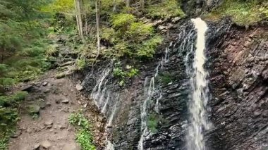 Güzel sonbahar şelale Karpat Dağları, Ukrayna Zhenetskyi Huk. Uçağı hava ateş