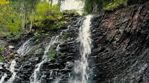 Belle cascade d'automne Zhenetskyi Huk dans les montagnes des Carpates, Ukraine. Tournage aérien à partir du drone 