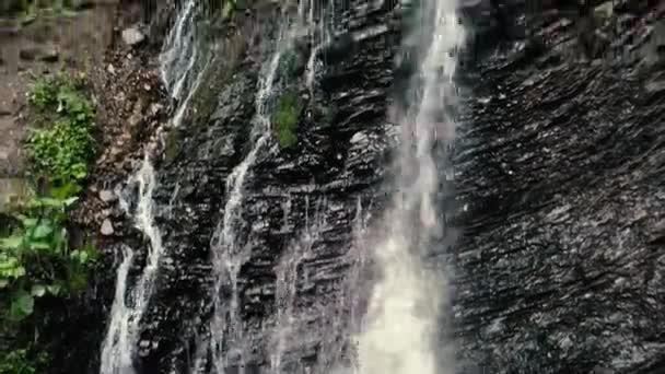 Schönen Herbst Wasserfall Zhenetskyi Huk Den Karpaten Ukraine Luftaufnahmen Von — Stockvideo