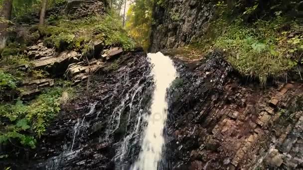 Luftaufnahmen Von Schönen Orten Den Karpaten Wasserfall Zhenetskyi Huk Ukraine — Stockvideo