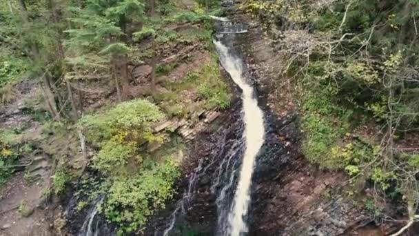 Luftaufnahmen Von Schönen Orten Den Karpaten Wasserfall Zhenetskyi Huk Ukraine — Stockvideo