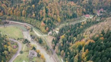 Nehir Prut ve tren Demiryolları Karpat Dağları, Ukrayna üzerinden uçan
