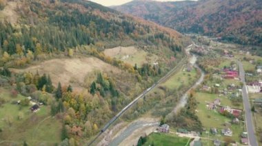 Nehir Prut ve tren Demiryolları Karpat Dağları, Ukrayna üzerinden uçan