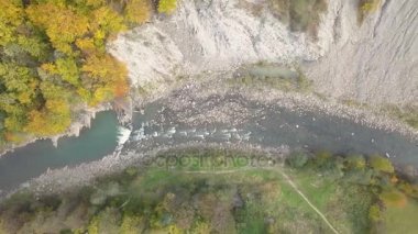 Yukarıdan aşağıya Karpat Dağları'nda hareketli Nehri'nin havadan görünümü. Ukrayna'da vurdu