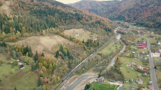 Voando Sobre Rio Prut Trem Ferrovias Cárpatos Montanhas Ucrânia — Vídeo de Stock