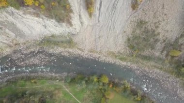Yukarıdan aşağıya Karpat Dağları'nda hareketli Nehri'nin havadan görünümü. Ukrayna'da vurdu