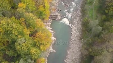 Yukarıdan aşağıya Karpat Dağları'nda hareketli Nehri'nin havadan görünümü. Ukrayna'da vurdu