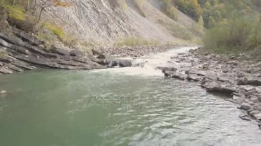 Nehir Prut Karpat Dağları'nda hareket. Hava dron vurdu