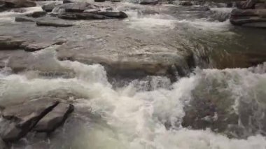 Nehir Prut Karpat Dağları'nda hareket. Hava dron vurdu