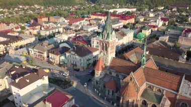 Hava panoramik şehir Chortkiv Dominik Kilisesi St Stanislaus ile ortasına. Altın saatte vurdu. Ternopil region, Ukrayna