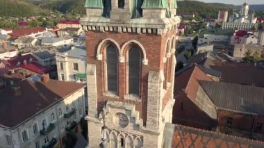 Hava panoramik şehir Chortkiv Dominik Kilisesi St Stanislaus ile ortasına. Altın saatte vurdu. Ternopil region, Ukrayna