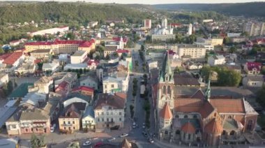 Hava panoramik şehir Chortkiv Dominik Kilisesi St Stanislaus ile ortasına. Altın saatte vurdu. Ternopil region, Ukrayna