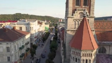 Hava panoramik şehir Chortkiv Dominik Kilisesi St Stanislaus ile ortasına. Altın saatte vurdu. Ternopil region, Ukrayna