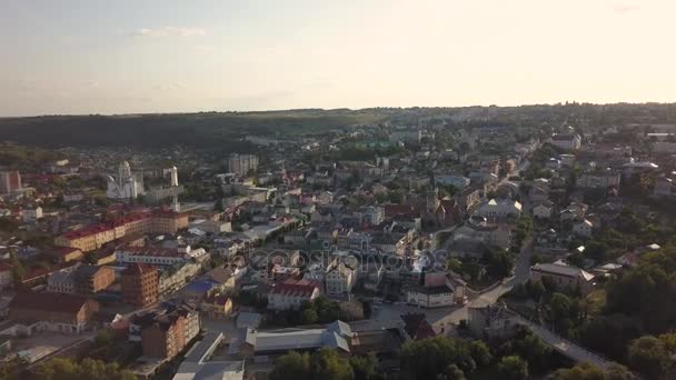 パノラマ空撮中心街 Chortkiv ドミニカ共和国教会と聖スタニスラウスへ 黄金の時間で撮影します ウクライナ テルノーピリ地域 — ストック動画