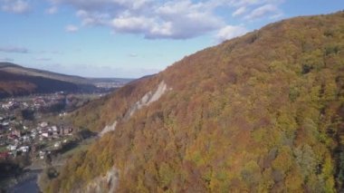 Yaremche, Ukrayna sonbahar Karpat Dağları'nın havadan görünümü