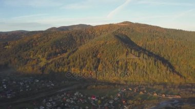 Mykulychyn Köyü, Ukrayna tarafından sonbahar Karpat Dağları'nda gündoğumu
