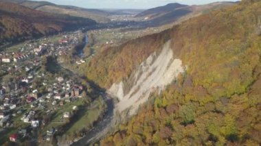 Yaremche, Ukrayna sonbahar Karpat Dağları'nın havadan görünümü