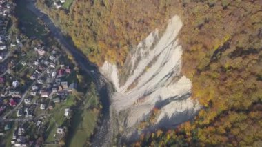Yaremche ve Prut Nehri sonbahar Karpat Dağları'nın havadan görünümü