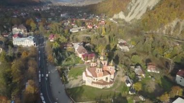 Sonbahar Karpat Yaremche City'de güneşli bir gün, Ukrayna için havadan görünümü