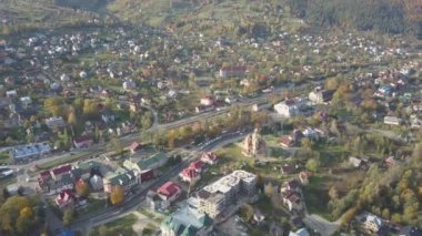 Sonbahar Karpat Yaremche City'de güneşli bir gün, Ukrayna için havadan görünümü