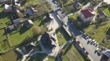 Yaremche, Ukrayna Karpat şehirde Ortodoks ahşap kilise üzerinde uçan