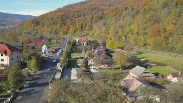 Überflug Der Karpatenstadt Yaremche Und Der Orthodoxen Holzkirche Ukraine — Stockvideo