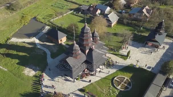 Flug Über Orthodoxe Holzkirche Der Karpatenstadt Yaremche Ukraine — Stockvideo