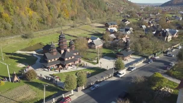 Vliegen Orthodoxe Houten Kerk Karpatische Stad Yaremche Oekraïne — Stockvideo