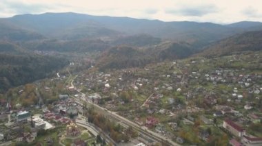 Panoramik şehrine sonbahar Karpat Yaremche güneşli gün, Ukrayna