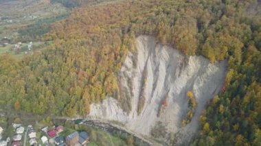 Yaremche, Ukrayna sonbahar Karpat Dağları'nın havadan görünümü