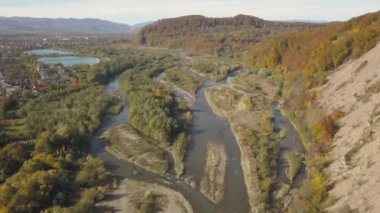 Nehir ve Nadvirna, Ukrayna yakınındaki dağlarla üzerinde uçan