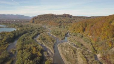 Nehir ve Nadvirna, Ukrayna yakınındaki dağlarla üzerinde uçan