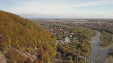 Nehir ve Nadvirna, Ukrayna yakınındaki dağlarla üzerinde uçan