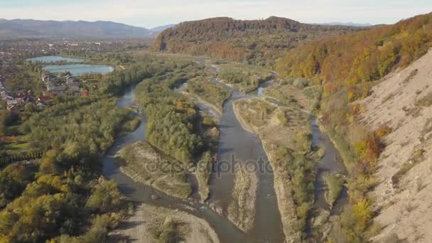 Survoler la rivière et les montagnes près de Nadvirna, Ukraine 
