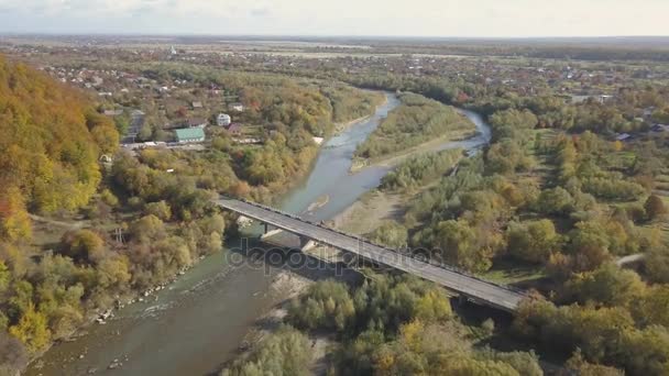 Flygande Över Floden Och Bergen Nära Nadvirna Ukraina — Stockvideo