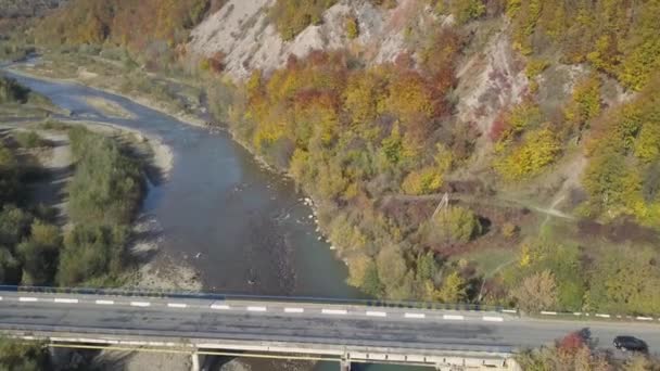 Flygande Över Floden Och Bergen Nära Nadvirna Ukraina — Stockvideo