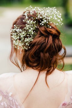 Düğün saç modeli çiçekli