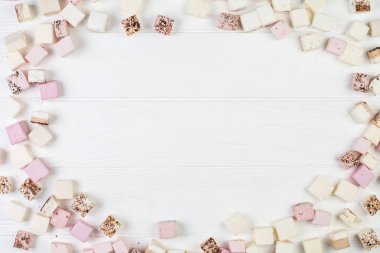 Beyaz ve pembe hatmi küpleri