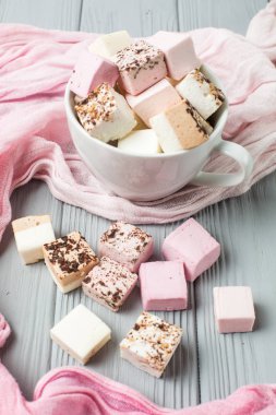 Gri bir tablo üzerinde çeşitli lokum