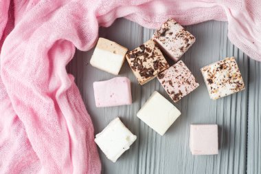 Gri bir tablo üzerinde çeşitli lokum